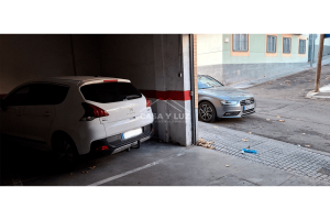 Plaza de garaje y parte de la salida a la calle