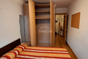 Dormitorio y armario amplio abierto