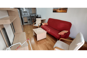 El salón, énfasis en el sofá y dos sillones