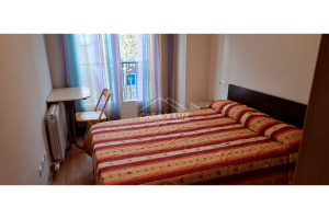 Dormitorio y vista del balcón