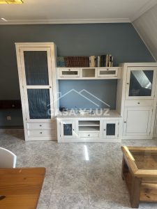 Armarios y estantes del salón