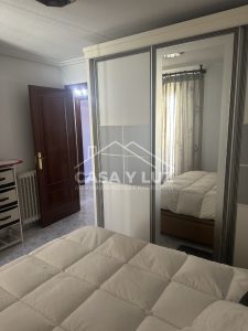 Interiror de habitación con armario empotrado y espejo