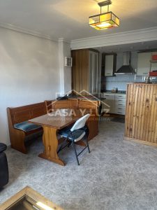 Cocina y mesa de comedor