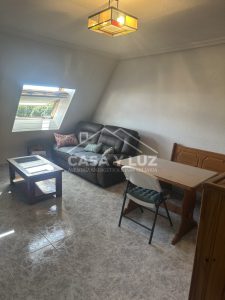 Salón y ventana abuhardillada