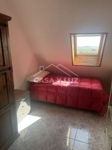 Habitación abuhardillada con ventana