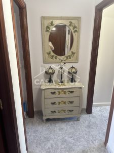 Cómoda en el pasillo